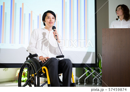 車椅子 ビジネス オフィス セミナー風景 車椅子 ビジネス オフィス セミナー風景 57459874