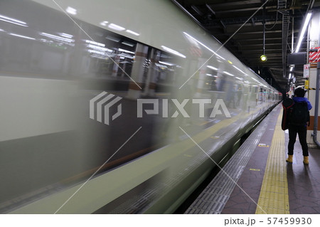疾走する深夜特急　四季島：津田沼駅にて 57459930