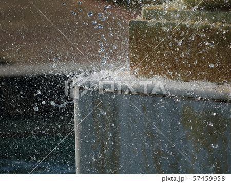 ほとばしる噴水の水飛沫 57459958