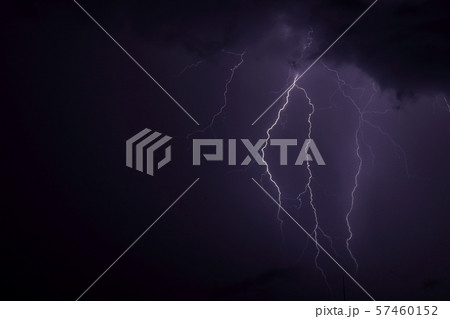 自然 気象 雷、雲放電。稲妻が地面に向かわず網目状に広がって消えます 自然 気象 雷、雲放電。稲妻が地面に向かわず網目状に広がって消えます 57460152
