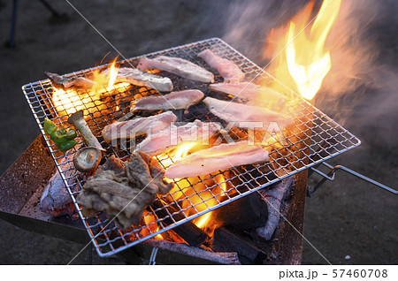 アウトドアで焼肉 アウトドアで焼肉 57460708