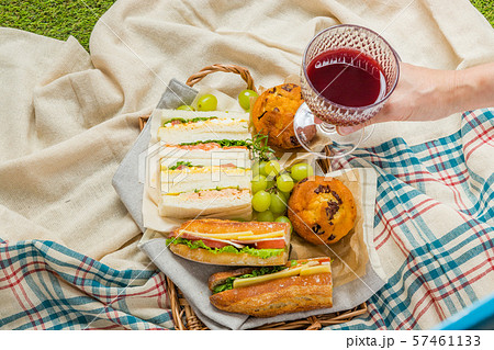手作りサンドイッチ Homemade sandwich lunch set at a picnic 57461133