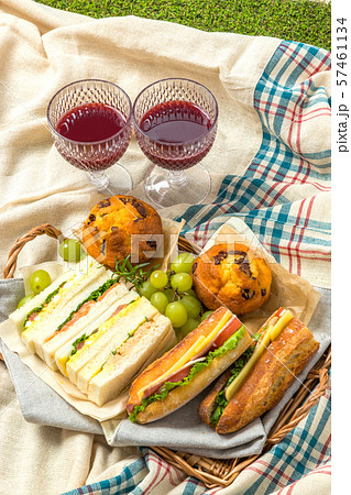 手作りサンドイッチ Homemade sandwich lunch set at a picnic 57461134