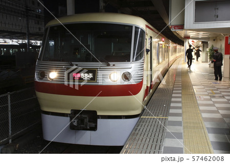 池袋駅に停車中の西武特急ちちぶ号(クラシック色) 池袋駅に停車中の西武特急ちちぶ号(クラシック色) 57462008