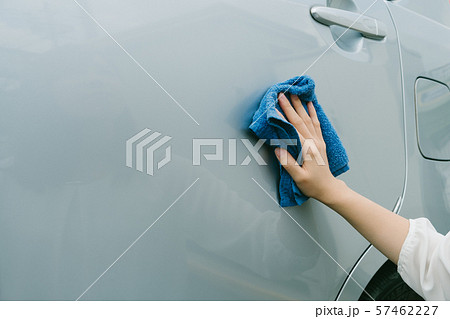 洗車　手元　水ぶき　女性　ガソリンスタンド 57462227