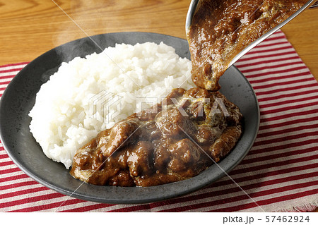 カレールーを注ぐ 57462924