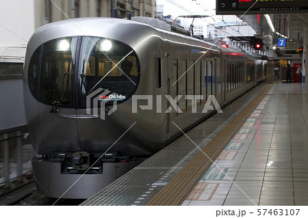 池袋駅に停車中の特急ちちぶ(001系) 池袋駅に停車中の特急ちちぶ(001系) 57463107