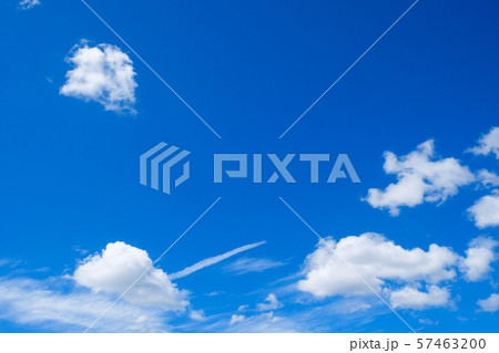 【写真素材】 青空　空　飛行機雲　夏の空　背景　背景素材　9月　コピースペース 57463200