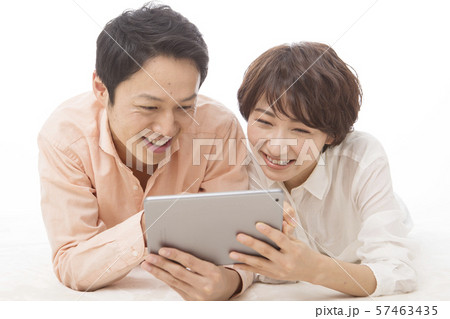 夫婦　カップル　タブレット 57463435
