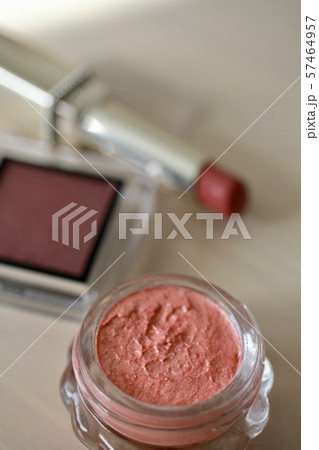 クリームアイシャドーとパウダーアイシャドウと口紅 57464957