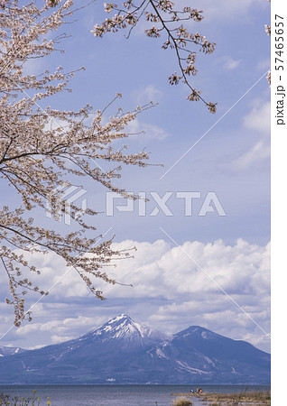 春の会津磐梯山と猪苗代湖 春の会津磐梯山と猪苗代湖 57465657