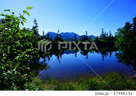 北アルプス　鏡平　鏡池と穂高の山々 57466134
