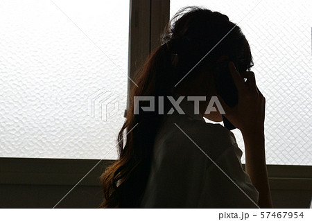 電話する女性 電話する女性 57467954