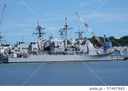 横須賀基地に停泊するミサイル巡洋艦シャイロー 57467983