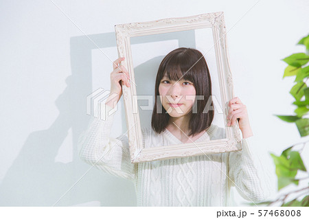 幸せな女性 57468008