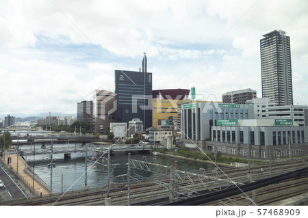 小倉市街地のビル群と紫川 57468909