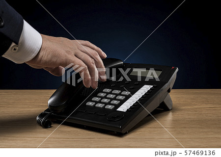 ビジネスマン 電話 57469136