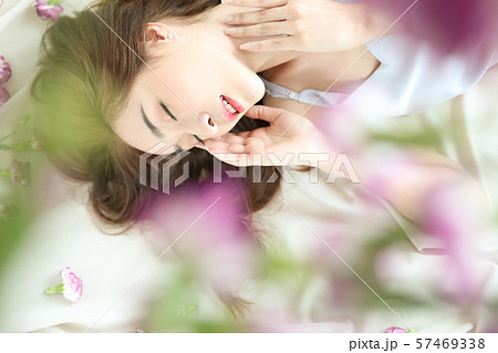 女性　ビューティー　花 57469338