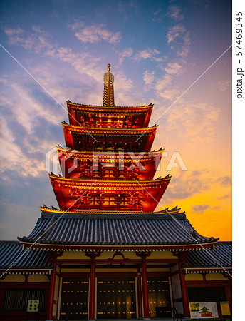 日本の東京都市景観 浅草寺・五重塔(夕焼けと遠方に現れた暗雲) 日本の東京都市景観 浅草寺・五重塔(夕焼けと遠方に現れた暗雲) 57469345