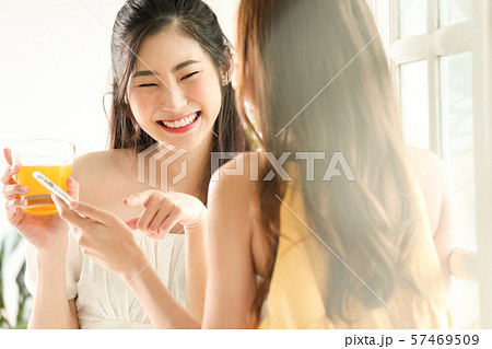 女性 友達 会話の写真素材