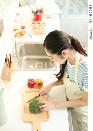 女性　ライフスタイル　料理 57469595
