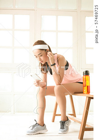 女性　スポーツ　ヘルシー 57469725
