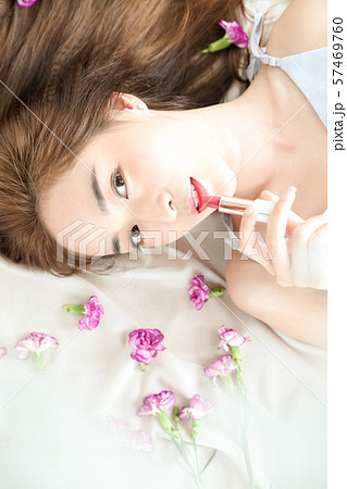 女性　ビューティー　花 57469760