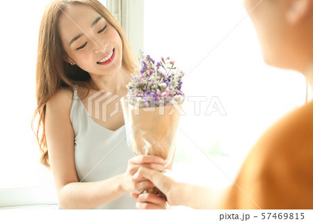 カップル　サプライズ　花 57469815