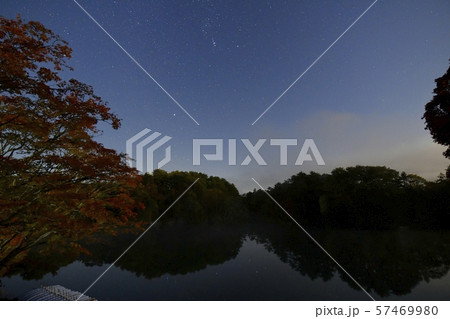 秋の裏磐梯五色沼 夜の毘沙門沼と紅葉のモミジ 秋の裏磐梯五色沼 夜の毘沙門沼と紅葉のモミジ 57469980