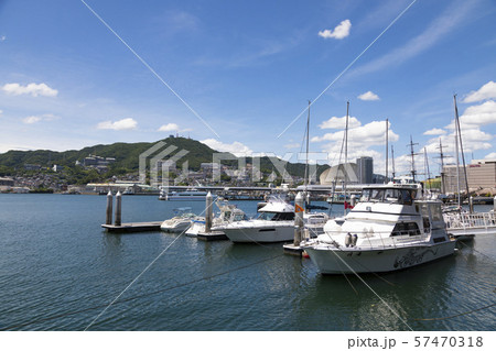 稲佐山と桟橋のクルーザー 稲佐山と桟橋のクルーザー 57470318