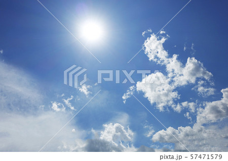 爽やかな秋空 57471579