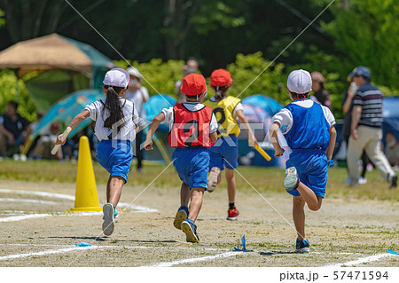 運動会 対抗リレー風景 57471594