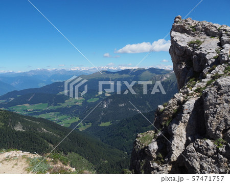 ドロミテノセチューダからフネス谷方面を望む 57471757