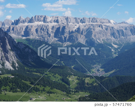 ドロミテのセチューダにてセッラ山群とガルディーナ谷を望む 57471760