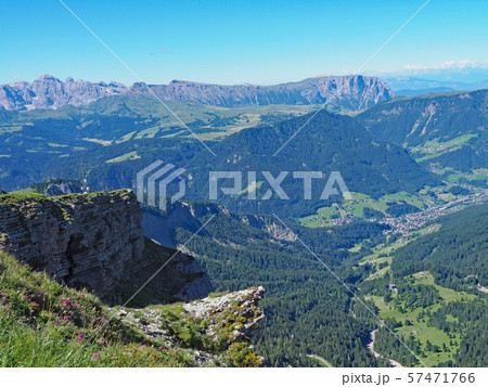 ドロミテノセチューダよりシウジ高原とオルティセイの町 57471766