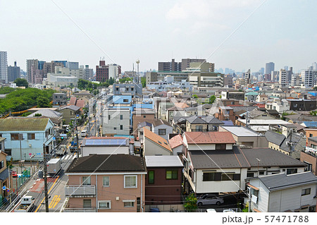 荒川区役所と街並、東京下町密集住宅地域の防災問題 イメージ 荒川区役所と街並、東京下町密集住宅地域の防災問題 イメージ 57471788