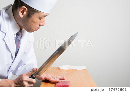 刺身を引く板前 57472601