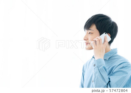 スマートフォンと若い男性 スマートフォンと若い男性 57472804