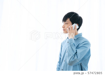 スマートフォンと若い男性 スマートフォンと若い男性 57472805