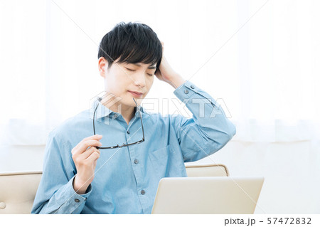 ノートパソコンと男性 ノートパソコンと男性 57472832