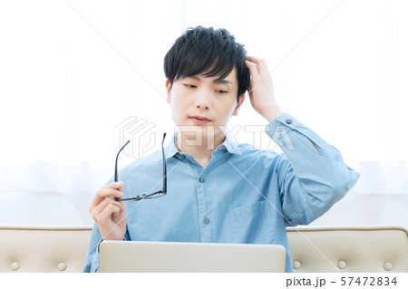 ノートパソコンと男性 ノートパソコンと男性 57472834