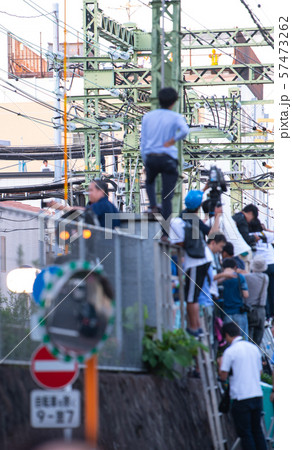 日本の横浜都市景観 京急線衝突事故現場。報道陣・見物客(敷地侵入・スマホ撮影男性)=6日午後撮影 日本の横浜都市景観 京急線衝突事故現場。報道陣・見物客(敷地侵入・スマホ撮影男性)=6日午後撮影 57473262