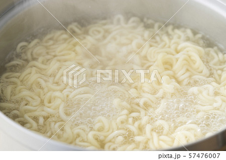 鍋で茹でている インスタントラーメンのアップの写真素材