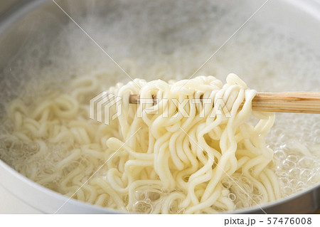 鍋で茹でている インスタントラーメンのアップの写真素材