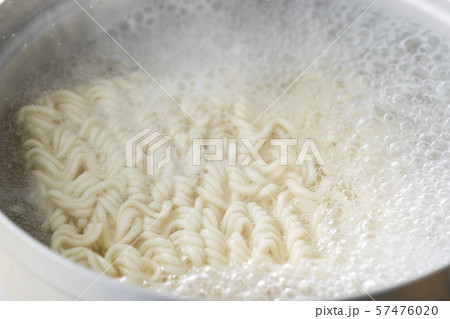 鍋で茹でている インスタントラーメンのアップの写真素材