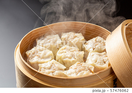 セイロで蒸し上がるシュウマイ セイロで蒸し上がるシュウマイ 57476062