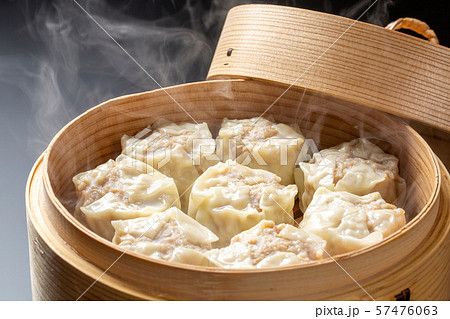 セイロで蒸し上がるシュウマイ セイロで蒸し上がるシュウマイ 57476063