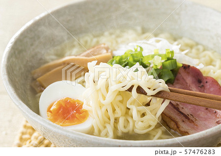 ほんわか湯気の立つ、熱々の塩ラーメン 57476283