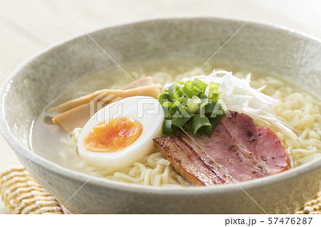 ほんわか湯気の立つ、熱々の塩ラーメン ほんわか湯気の立つ、熱々の塩ラーメン 57476287