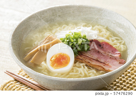 ほんわか湯気の立つ、熱々の塩ラーメン 57476290